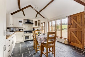 Fridge, microwave, oven, stovetop - 1 Homepiece -  a converted barn that sleeps 4 guests  in 2 bedrooms (Chipping Campden)