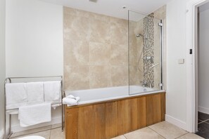 Combined shower/bathtub, hair dryer, towels - 1 Homepiece -  a converted barn that sleeps 4 guests  in 2 bedrooms (Chipping Campden)
