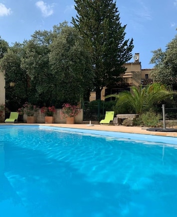 Piscine 8m x 4m sécurisée par une clÎture et un volet électrique