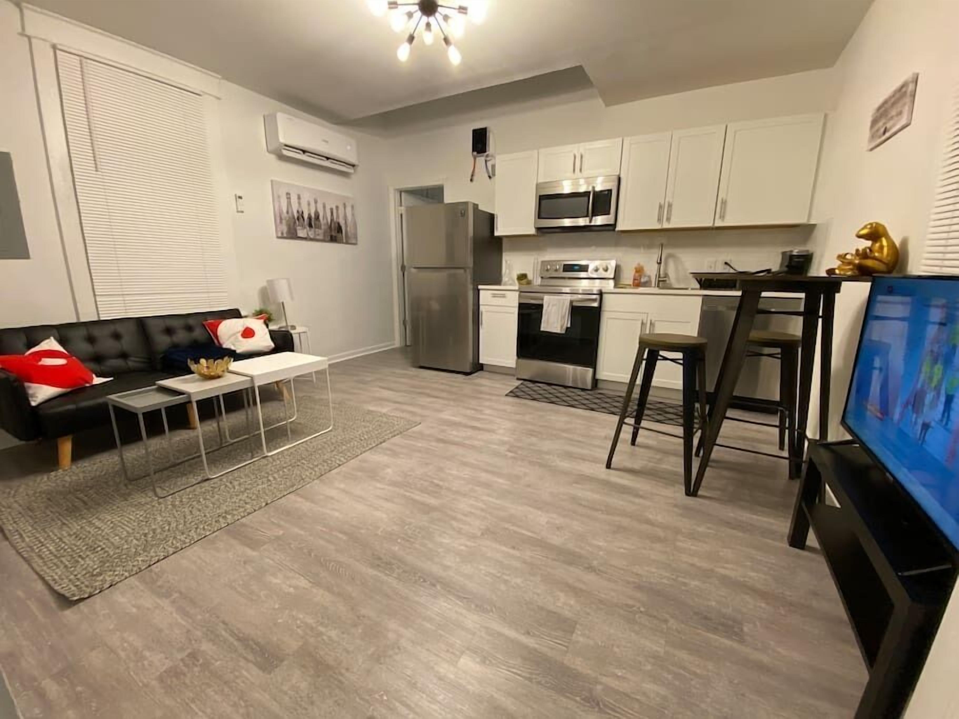 Cozy Studio Bungalow Walk to Armature and Downtown