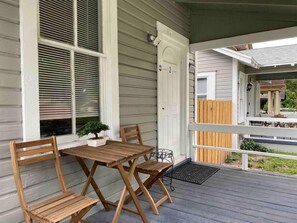 Outdoor dining - Cozy Studio Bungalow Walk to Armature and Downtown (Tampa)