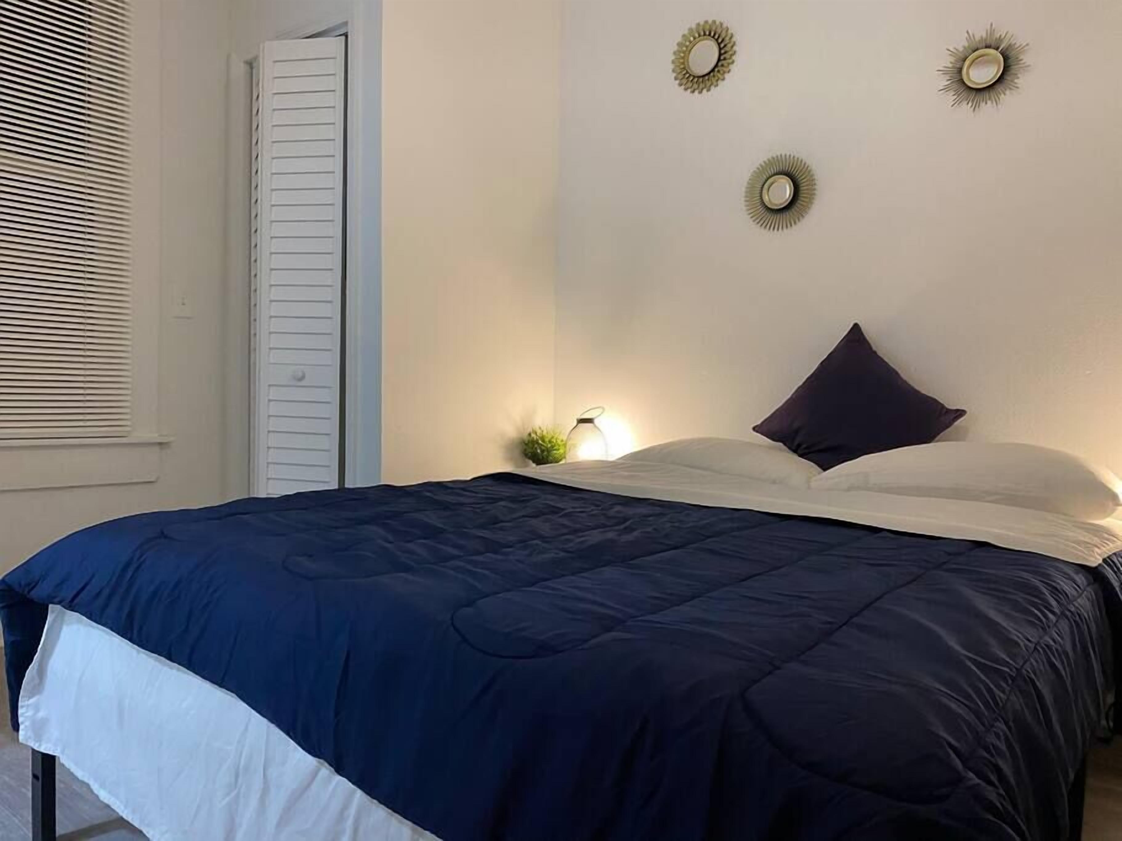 Cozy Studio Bungalow Walk to Armature and Downtown