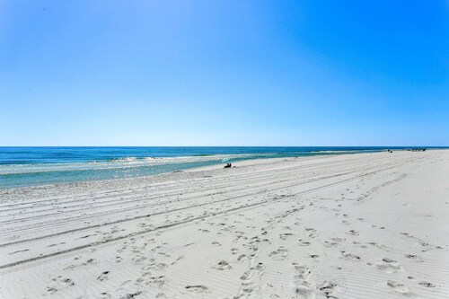 North & South Facing Balconies |Sound & Gulf Views |Huge Pool |Elevator |5 Minute Walk To The Beach