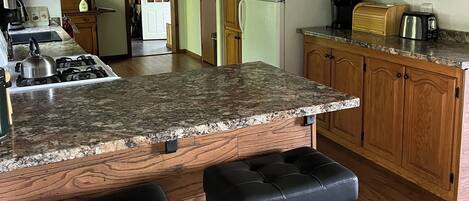 ثلاجة، ميكروويف، فرن، موقد طهي مسطح