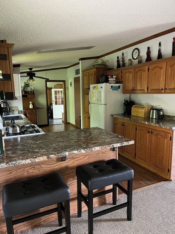 Kylskåp, mikrovågsugn, ugn och spishäll