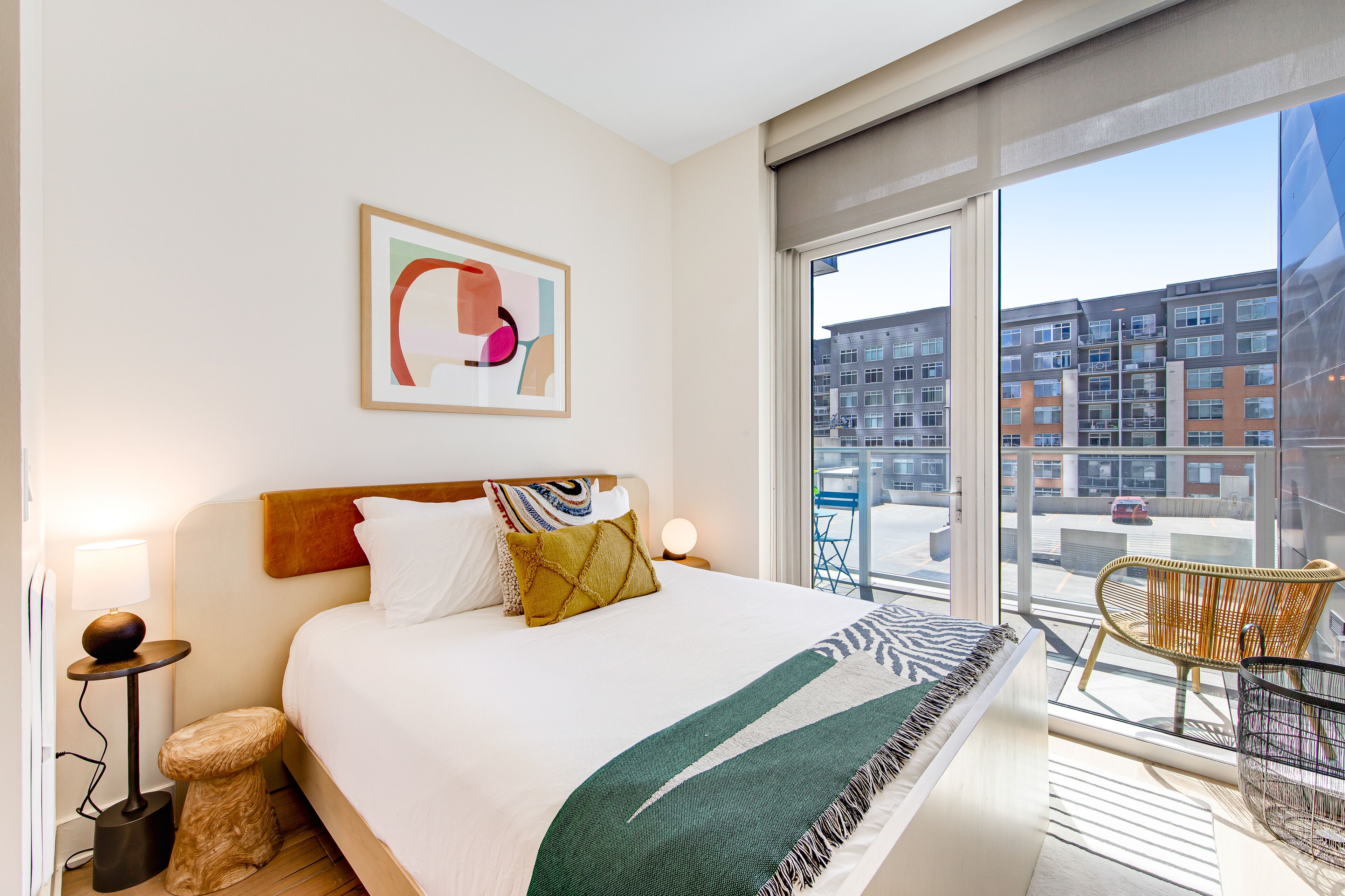Newly renovated studio on amenities floor & next to Ladybird Lake w/shared pool