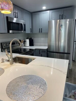 Refrigerador, microondas, horno y parrilla de estufa 