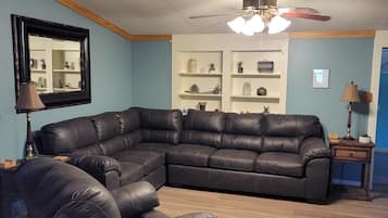 TV connectée, lecteur de DVD, livres