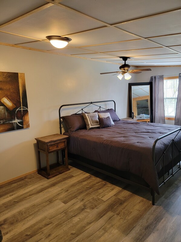 4 bedrooms, desk, iron/ironing board, free WiFi