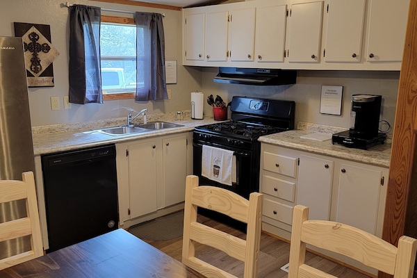 Køleskab, mikrobølgeovn, ovn, kogeplade