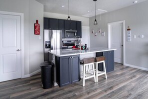 Jääkaappi, mikroaaltouuni, uuni, liesi