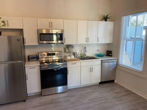 Kühlschrank, Mikrowelle, Ofen, Herdplatte