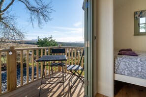 Outdoor dining - Scalderskew Shepherds Hut - Situated on a Lakeland Fell Farm (Seascale)
