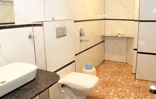 Ducha, artículos de higiene personal gratuitos y toallas