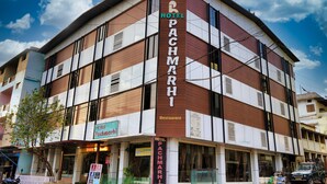 A multi-story hotel with a prominent sign reading "Hotel Pachmarhi." - Hotel Pachmarhi (Pipariya)