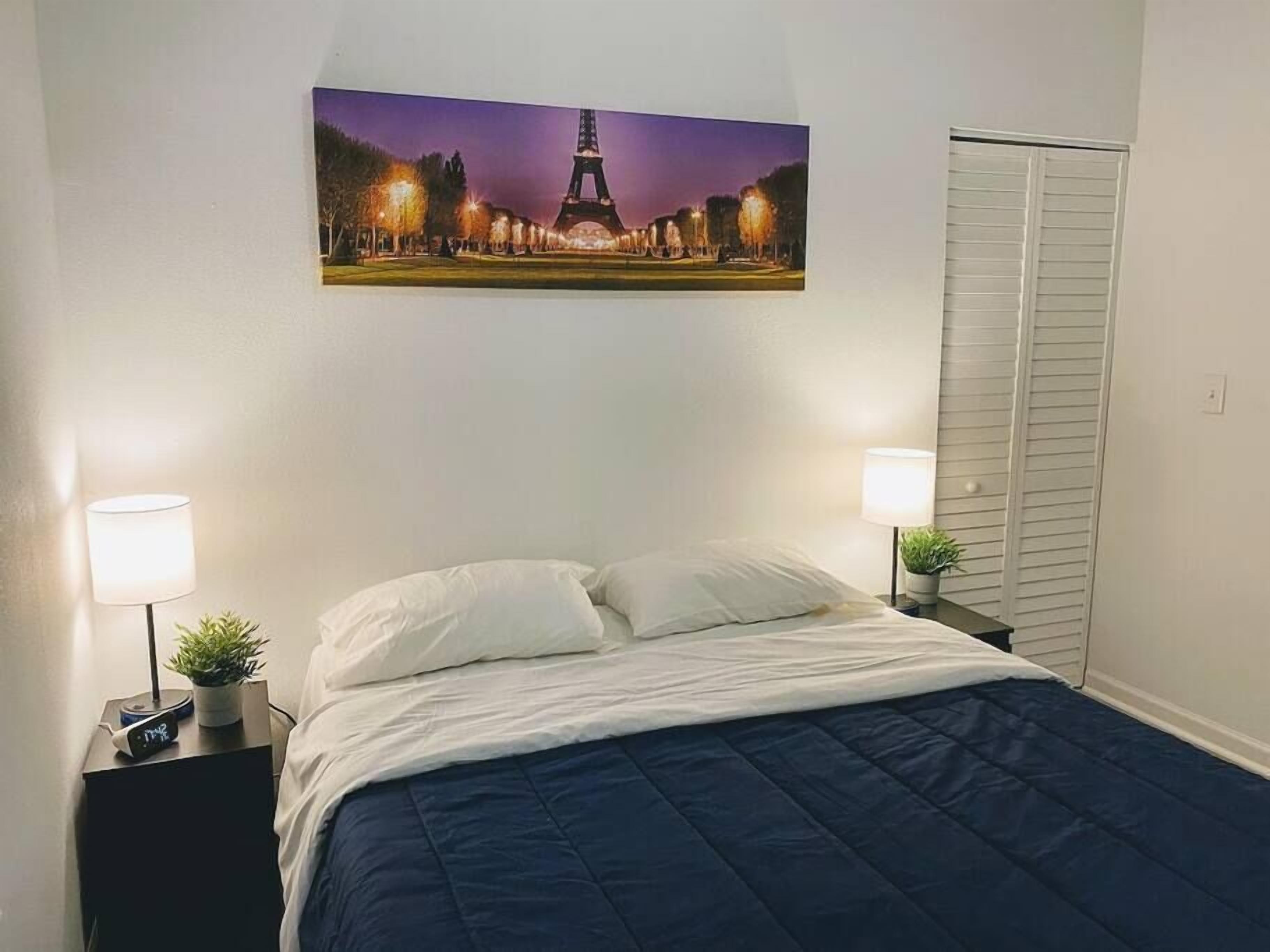 Trendy Bungalow Near Armature Works & Downtown