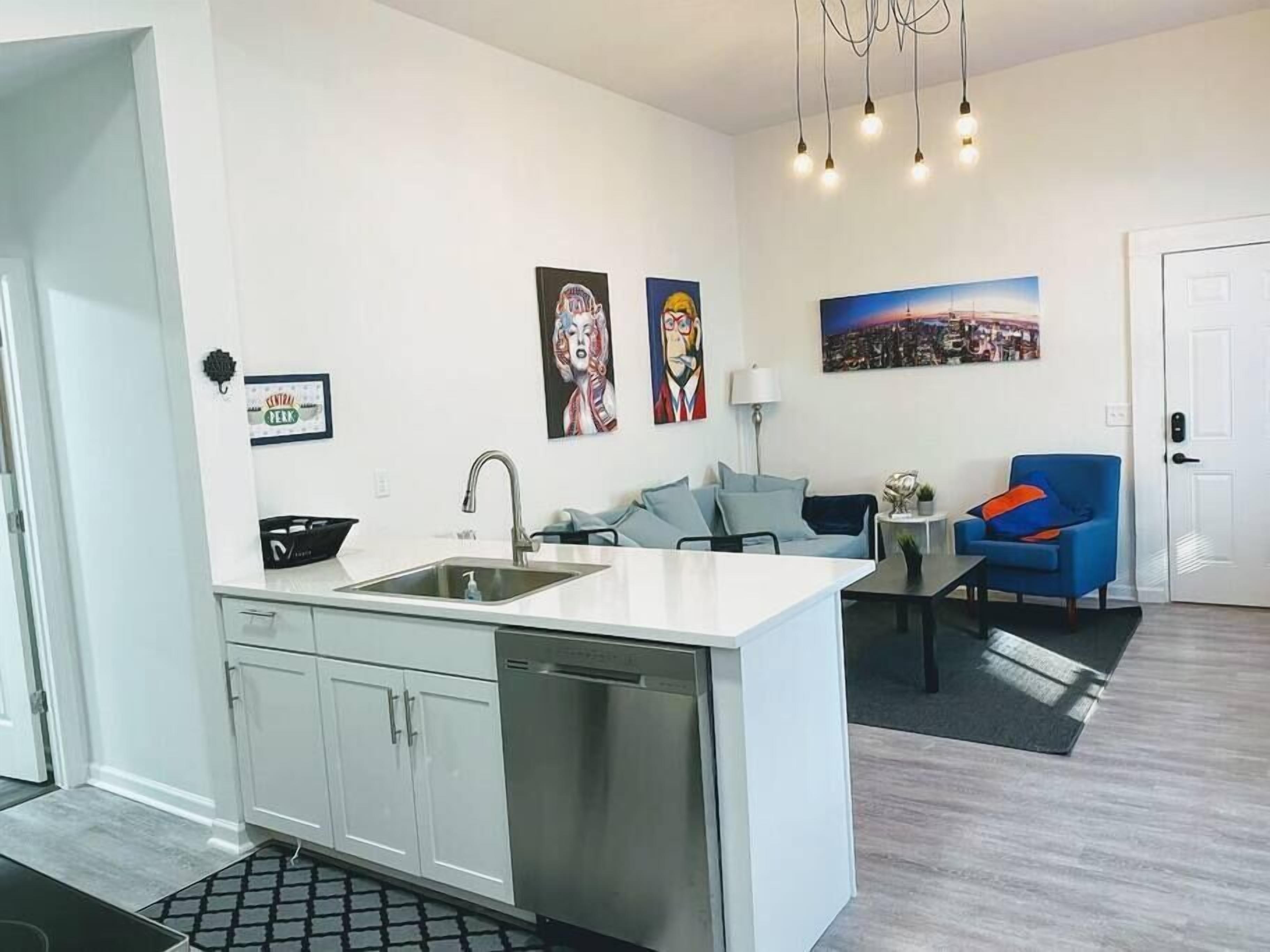 Trendy Bungalow Near Armature Works & Downtown