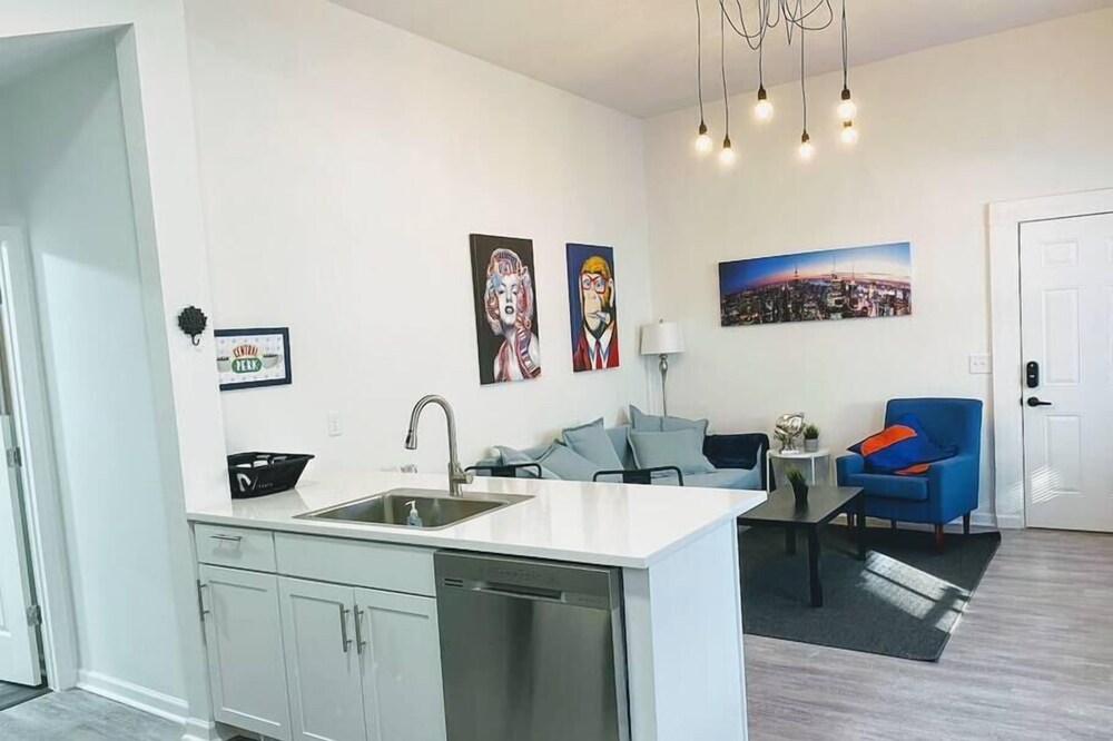 Trendy Bungalow Near Armature Works & Downtown
