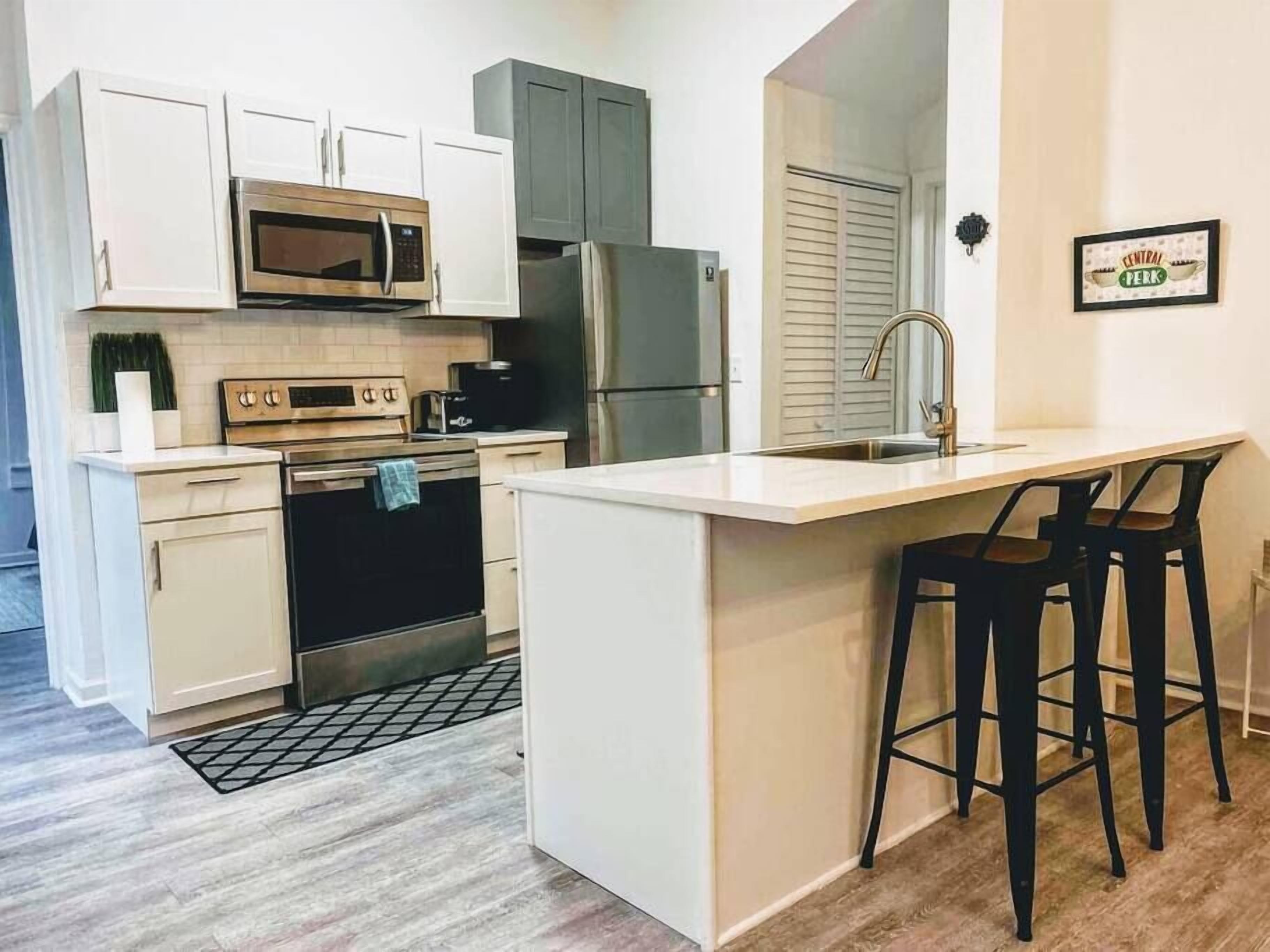 Trendy Bungalow Near Armature Works & Downtown