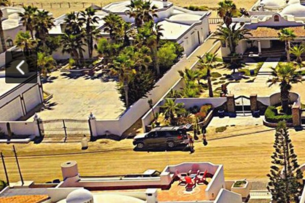 Accommodatie ligt op het strand, ligstoelen