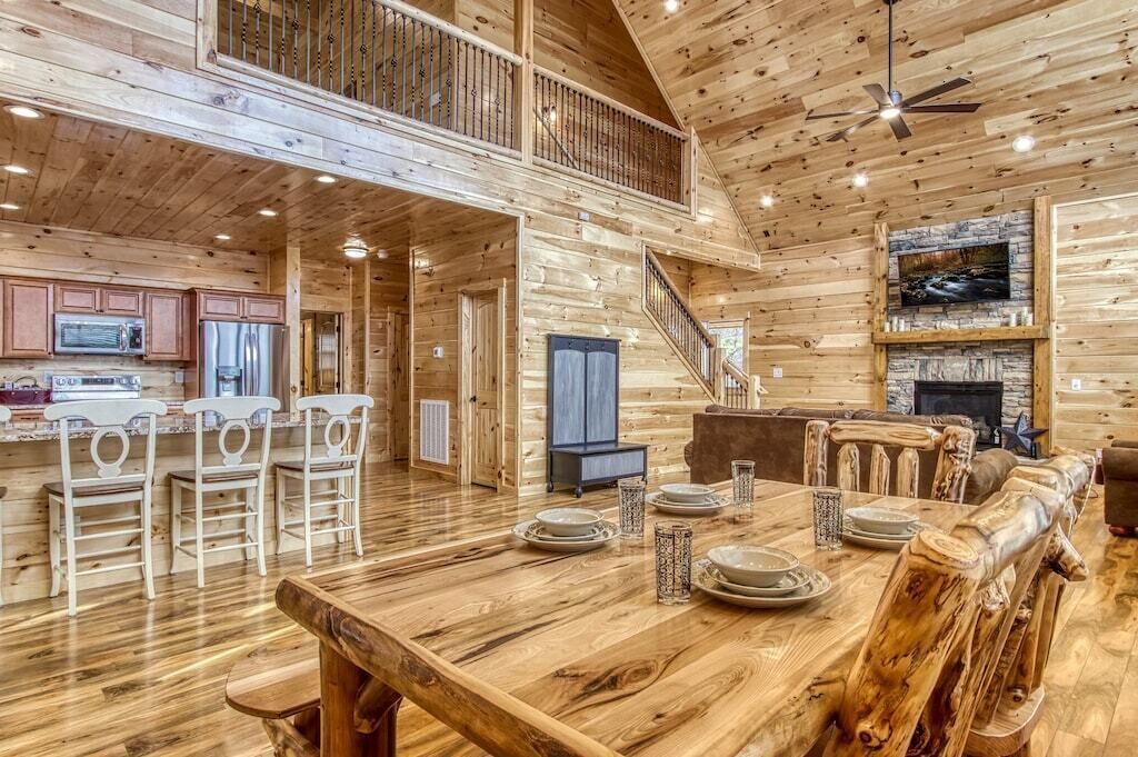 NEW Luxury Cabin w/ VIEWS! Hot Tub & Fire Pit