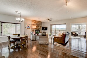 تلفزيون ذكي، مدفأة، مكتب، شاشة كمبيوتر