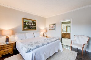 2 quartos, escrivaninha, ferros/tábuas de passar roupa