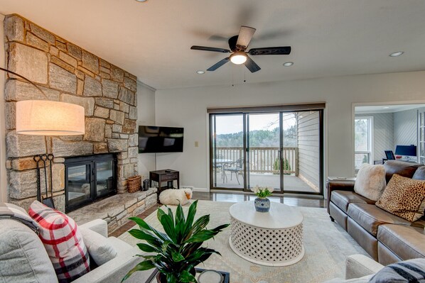 تلفزيون ذكي، مدفأة، مكتب، شاشة كمبيوتر