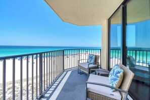 A balcony with wicker furniture, a view of the beach, and a clear sky. - ⭐Beachfront with Great Views-1BR Sunbird 508E⭐ (Panama City Beach)