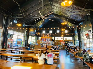 Dining - The Place To Be; With A Hot Tub! (Clackamas)