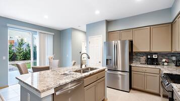 Frigorífic, microones, forn i placa de cuina