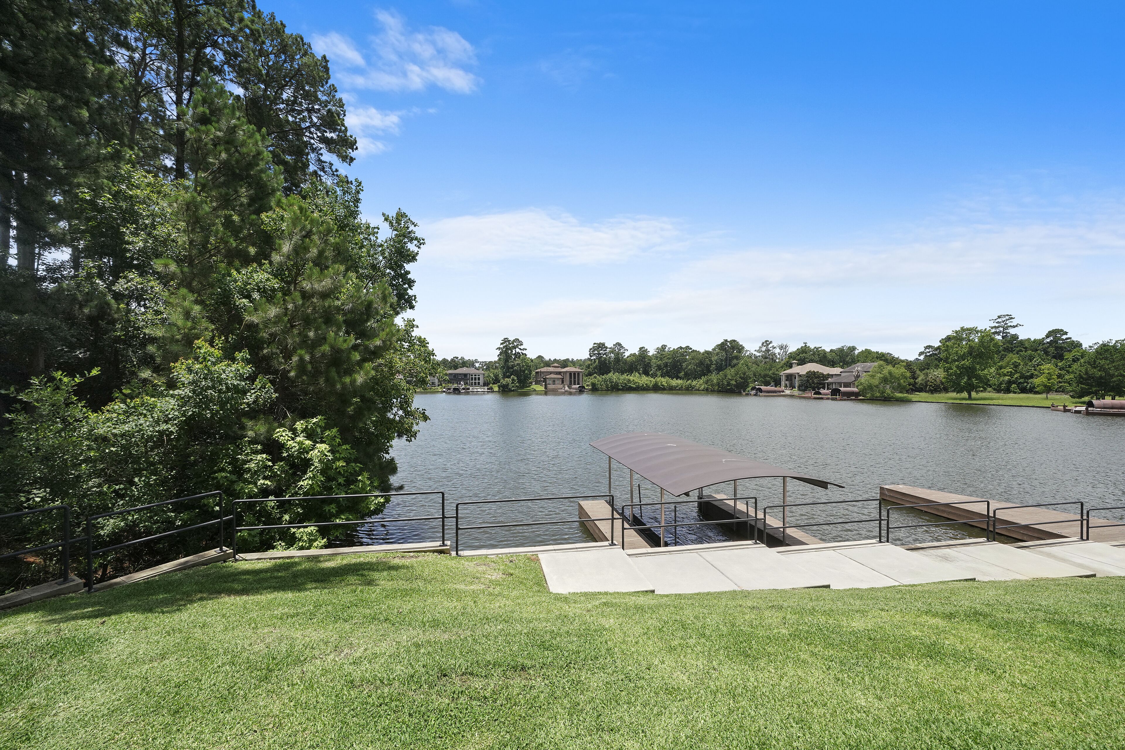 "Lake Life" Modern Waterfront - 3/2.5 with dock