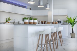 ثلاجة، ميكروويف، فرن، غسالة أطباق