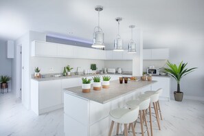 ثلاجة، ميكروويف، فرن، غسالة أطباق