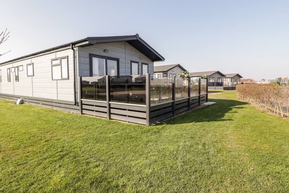FAIRWAYS 4 - SUNNY MEADOWS, family friendly, with a garden in Brean