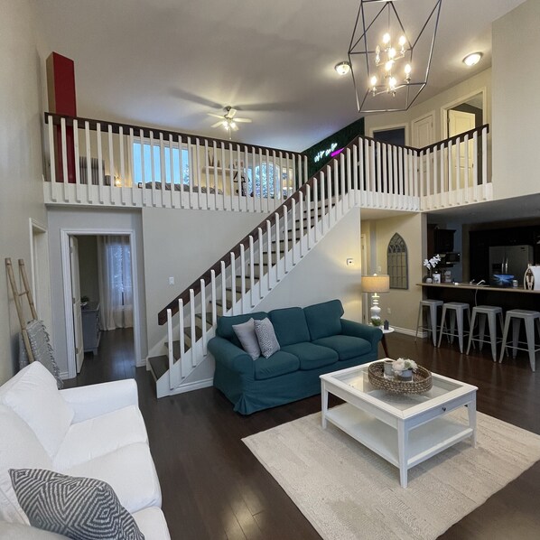 Älytelevisio, takka, videopelejä, pöytäjalkapallopöytä