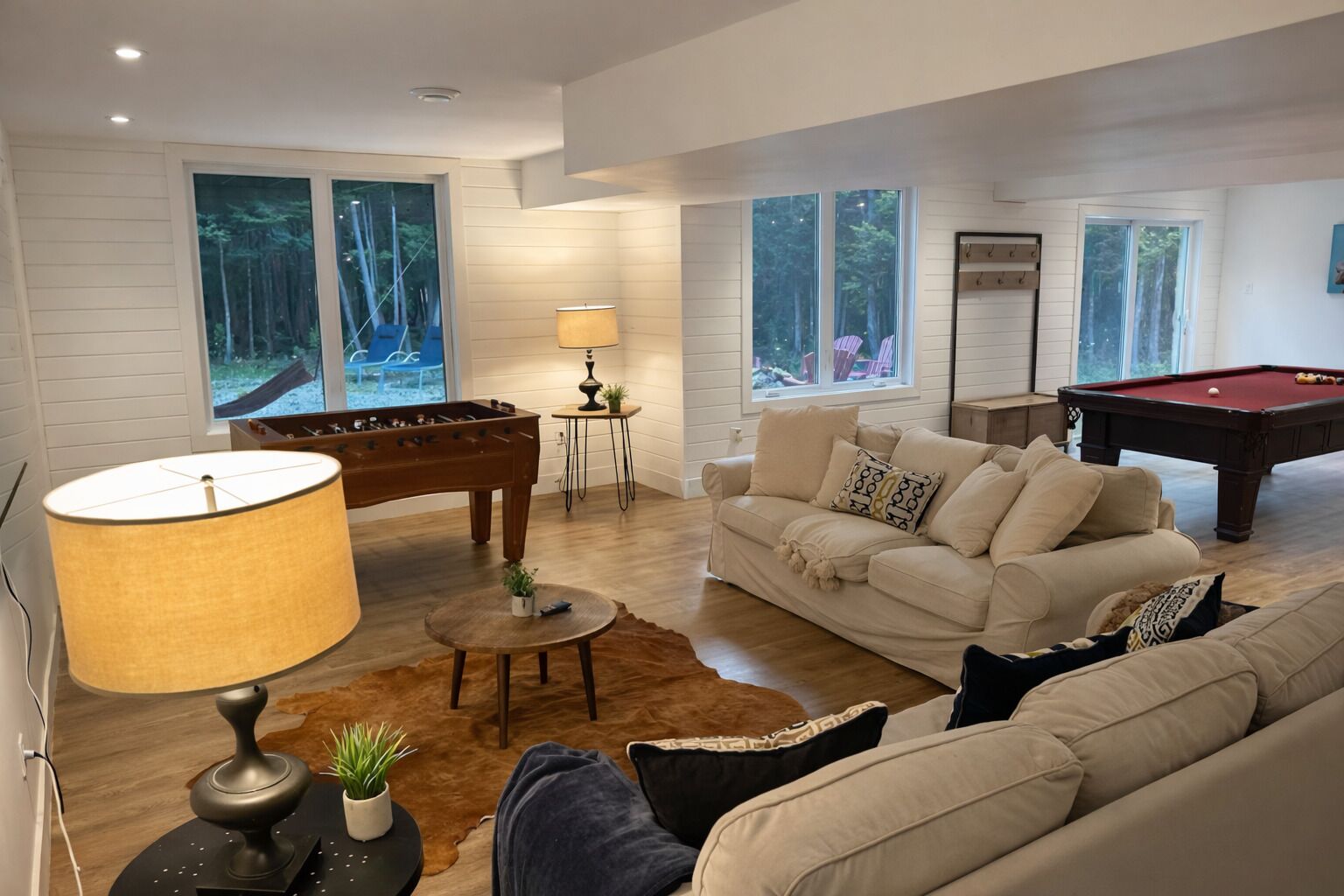 Una Smart TV, una chimenea, videojuegos, un futbolín