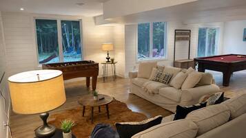 Una Smart TV, una chimenea, videojuegos, un futbolín