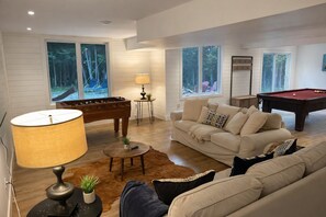 Smart TV, lareira, videogames, pebolim