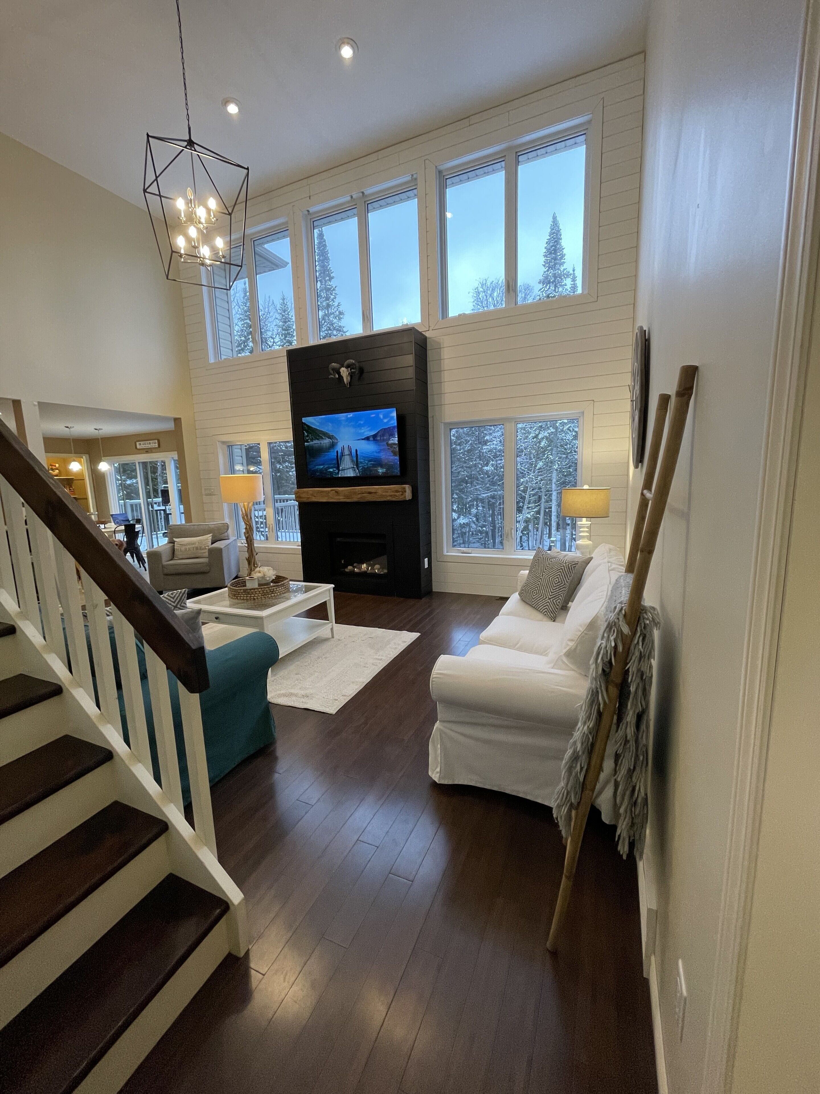 Smart-TV, Kamin, Videospiele, Tischfußball