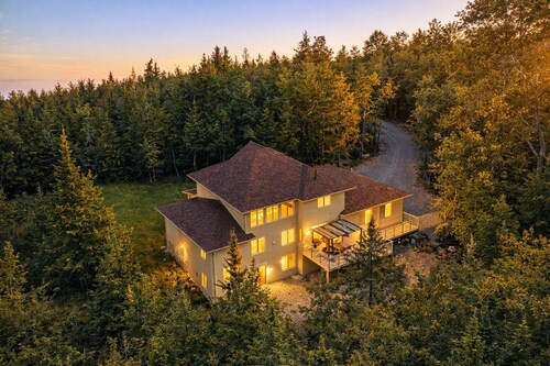 7-Bedroom Family Retreat • Golf Simulator • Hot Tub • Game Room • Near Tobermory