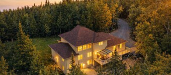 7-Bedroom Family Retreat • Golf Simulator • Hot Tub • Game Room • Near Tobermory