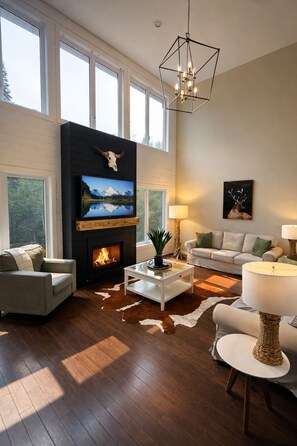 Älytelevisio, takka, videopelejä, pöytäjalkapallopöytä