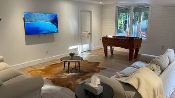 Älytelevisio, takka, videopelejä, pöytäjalkapallopöytä