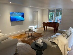 Älytelevisio, takka, videopelejä, pöytäjalkapallopöytä