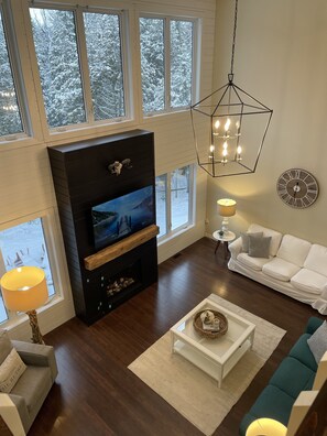 Älytelevisio, takka, videopelejä, pöytäjalkapallopöytä