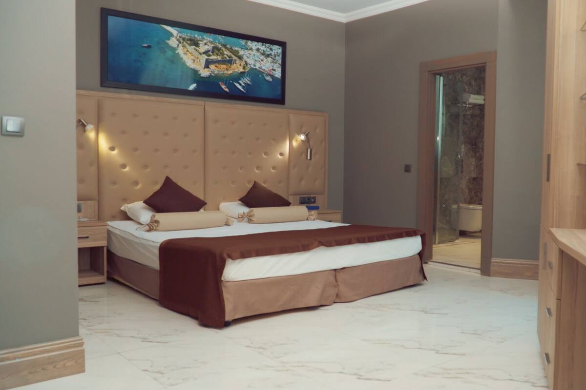 Standard Room | Premium bedding, in-room safe, soundproofing, WiFi (free)