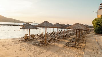 Privatstrand, weißer Sandstrand, Cabañas (kostenlos), Liegestühle