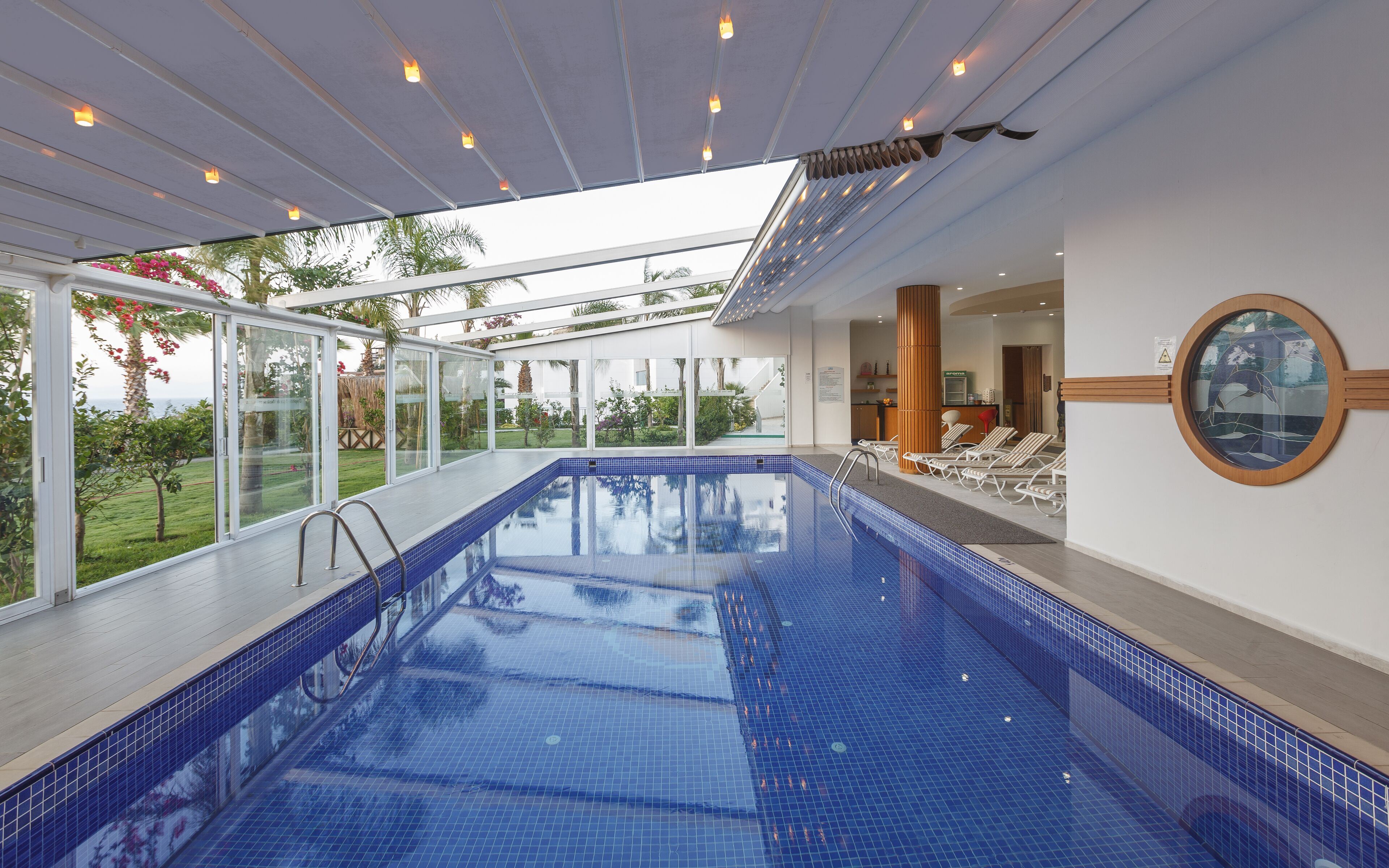 Piscina interna, 3 piscinas externas, barracas de cortesia, guarda-sóis