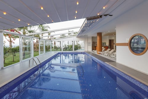 Innenpool, 3 Außenpools, Cabañas (kostenlos), Sonnenschirme